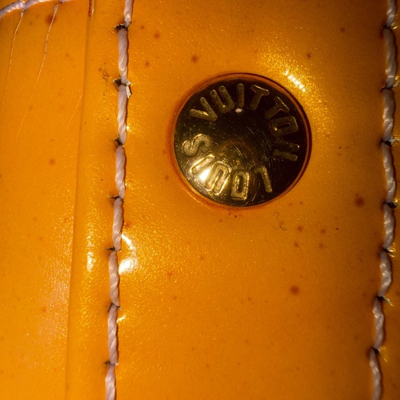 Louis Vuitton Monogram Vernis Crossbody Bag. - Picture 8 of 12